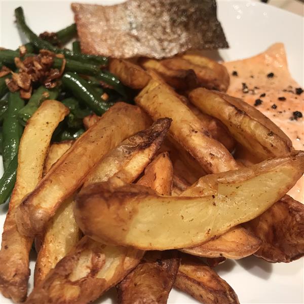 Crispy air fryer chips with salmon beans