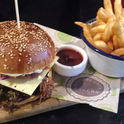 Pulled Pork Burger with Crunchy Chips