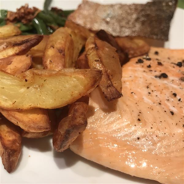 Crispy air fryer chips with salmon